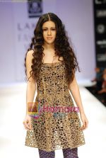 Model walks the ramp for Rehane Show at Lakme Winter fashion week day 4 on 20th Sept 2010 (10).JPG